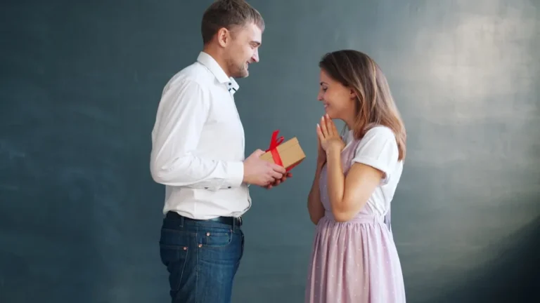Read more about the article Subtle Signs Someone Secretly Didn’T Like A Gift