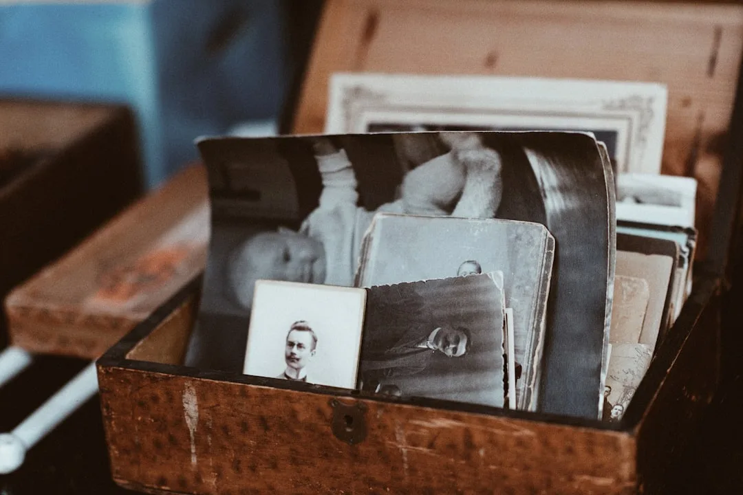 You are currently viewing What Can I Put In A Memory Box Gift: Thoughtful Ideas