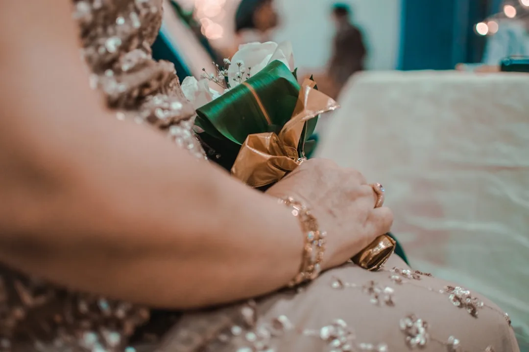 You are currently viewing A Sentimental Gift For A Sister On Her Wedding Day: Thoughtful Ideas