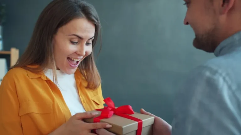 Read more about the article A Sentimental Gift For A Wife After A Hard Year: Thoughtful Ideas