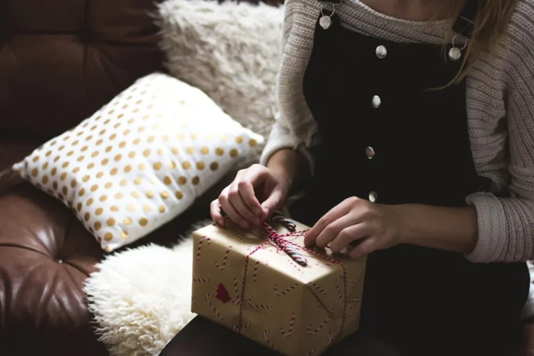 Read more about the article 29 Relationship Gift Ideas and the Etiquette to Match