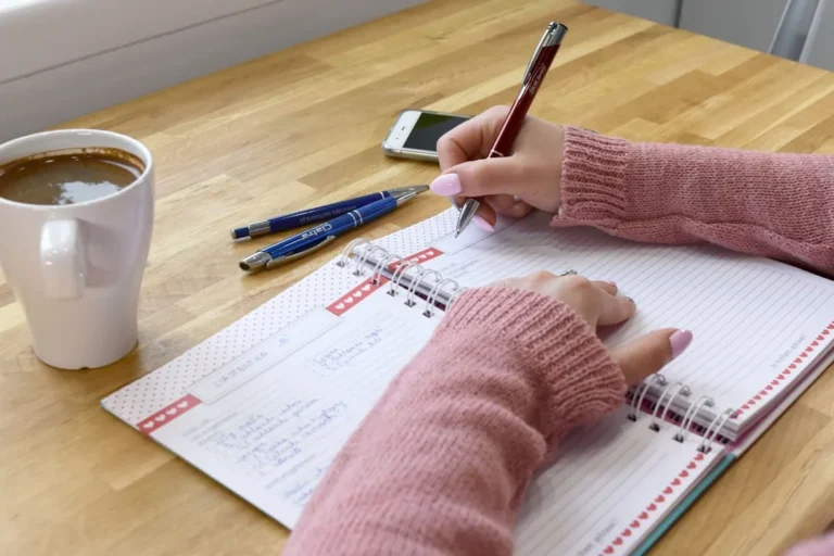Read more about the article 21 Best Gifts For People Who Love Journaling: Practical Picks